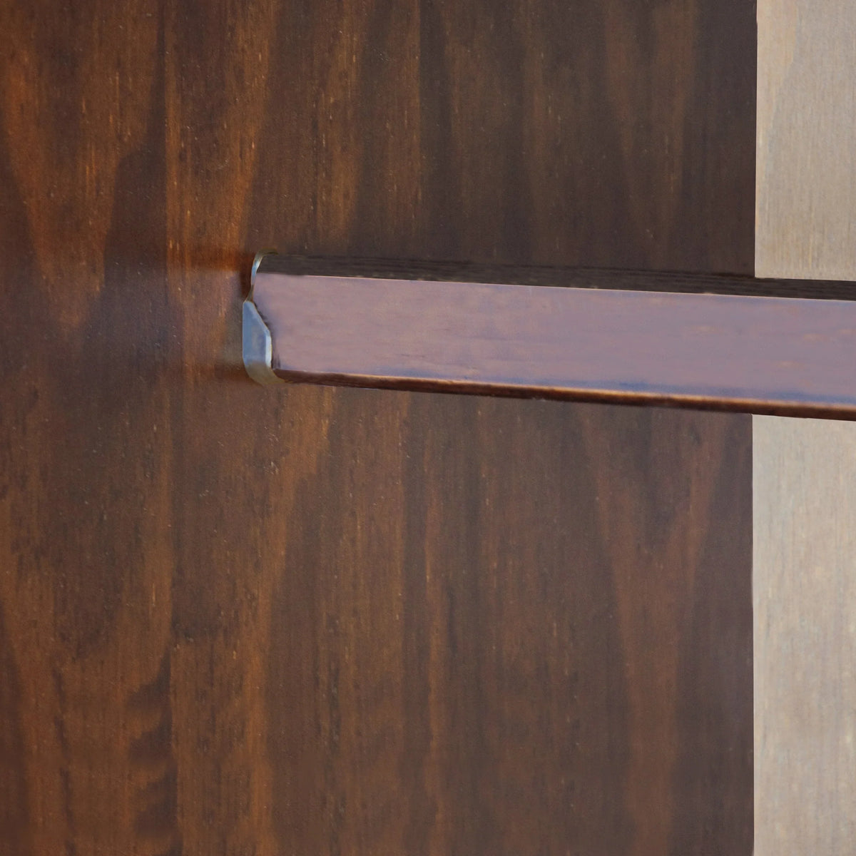 Armoire-penderie Kyle à 4 portes en bois massif 100 % Palace Imports, avec portes en bois massif ou miroir